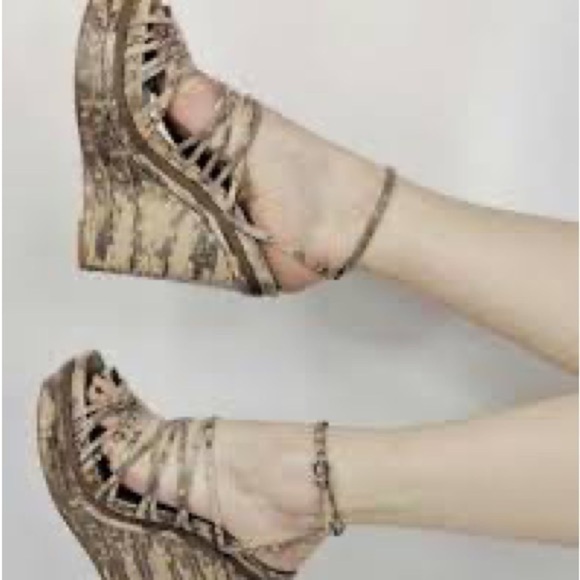 ⭐️BCBGMAXAZRIA Women’s Laurol Mushroom Printed WEDGE HEELS Strap Shoes Size 6⭐️ - Picture 2 of 8